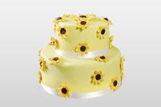 Żółty tort weselny z kwiatami