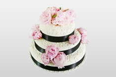 Tort weselny z różowymi kwiatami