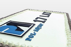 Tort z logo