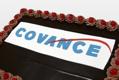 Czarny tort z białym logo
