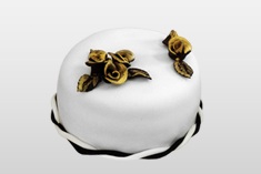 Biały tort ze złotymi różami