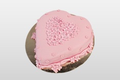 Tort różowe serce z dekoracjami