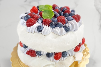Tort bezowy z borówkami
