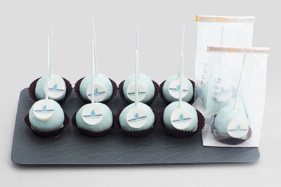 Cake pops z własnym logo