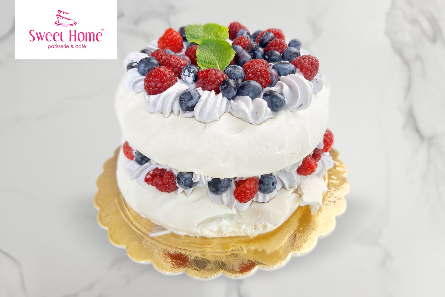 Tort bezowy z borówkami Tort bezowy z borówkami