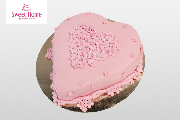 Tort różowe serce z dekoracjami